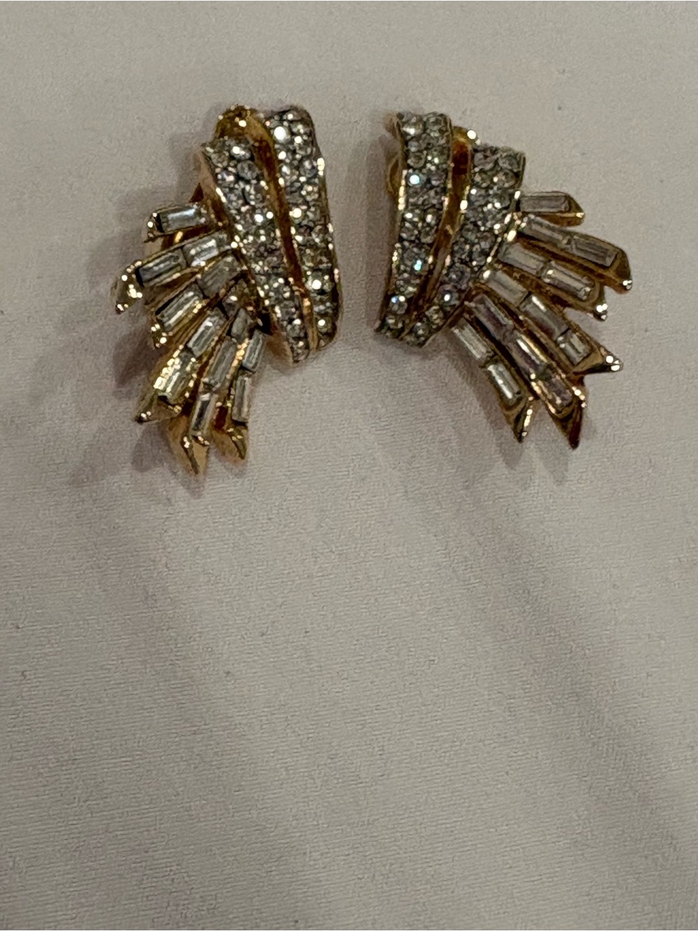 Vintage Clip Earrings Winged Design Rhinestones in Goldtone from Paris - Picture 5 of 5